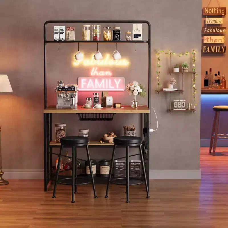 Îlot de cuisine industriel 42 pouces avec prise de courant et 2 tabourets de bar, ensemble de salle à manger 3 pièces avec étagères de rangement, support pour micro-ondes et 5 crochets pour bar à café