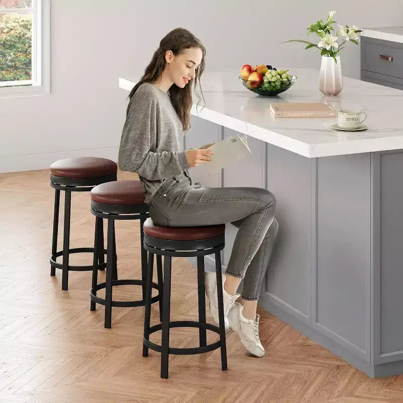 Lot de 4 tabourets de bar pivotants 24", revêtement en PU, cadre en métal, sans dossier, ronds, hauteur comptoir pour îlot de cuisine/bar maison