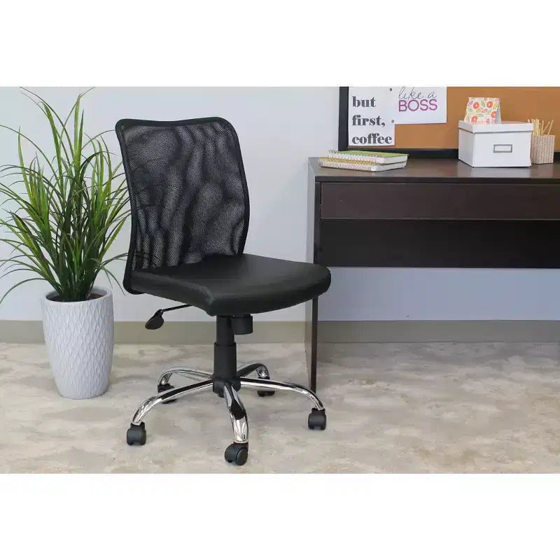 Fauteuil de travail en maille sans accoudoirs, noir - Boss Office Products : Vérin pneumatique, base chromée, assise en vinyle