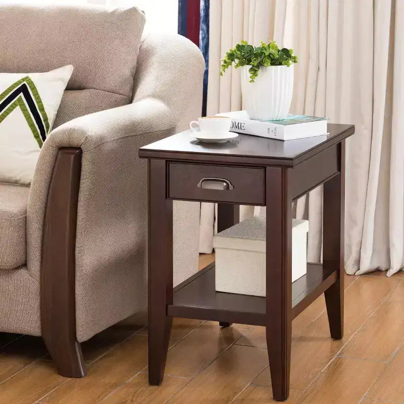 Table d'appoint Laurent Drawer Chairside en cerisier chocolat - Leick Home