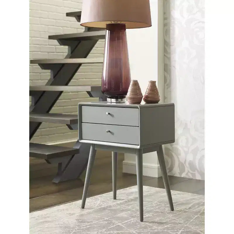 Table d'appoint Rory à deux tiroirs grise - Adore Decor : Moderne Mid-Century, bois MDF, pieds effilés