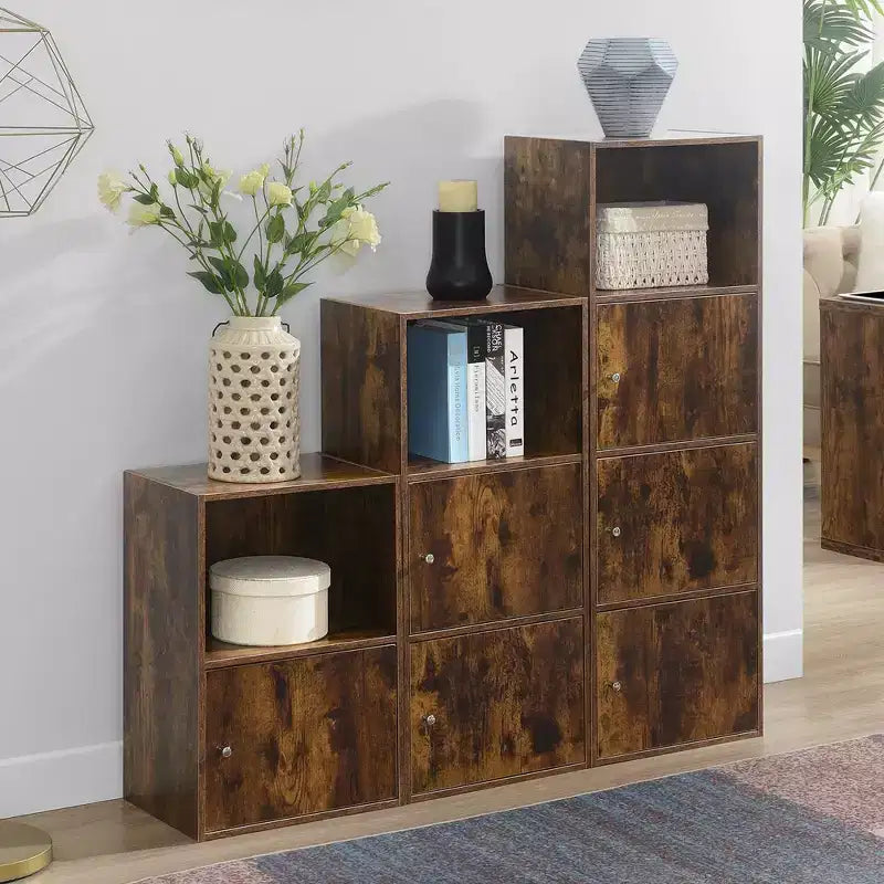 Meuble à trois portes avec casiers de rangement et étagère Breighton Home VersaStorage