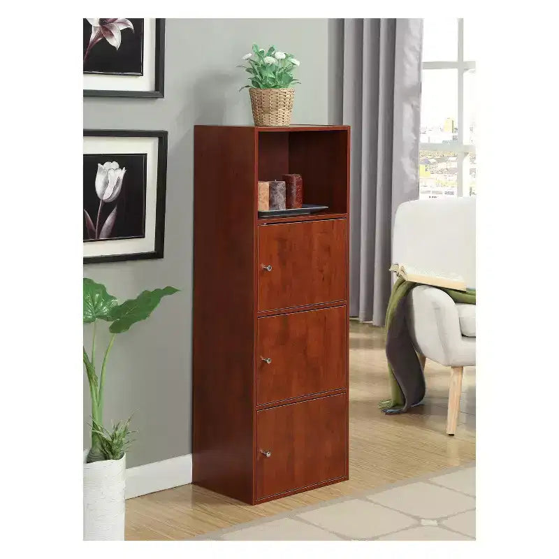 Meuble à trois portes avec casiers de rangement et étagère Breighton Home VersaStorage