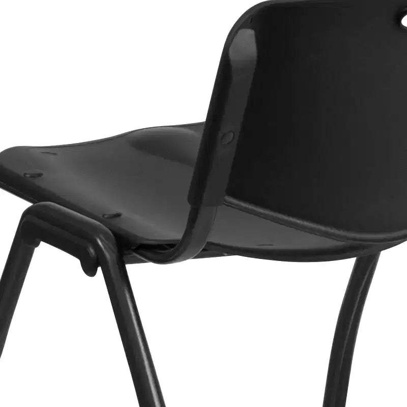 Chaise empilable en plastique noir série HERCULES de Flash Furniture, capacité de 400 kg