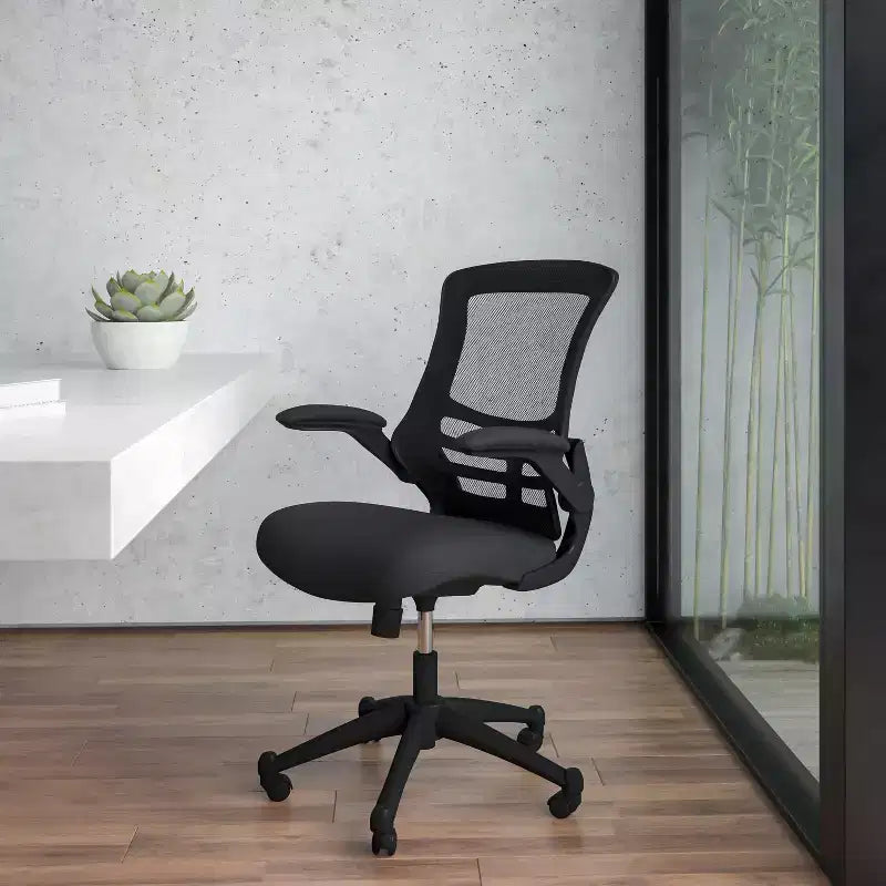 Chaise de bureau ergonomique pivotante en maille Emma et Oliver avec accoudoirs relevables
