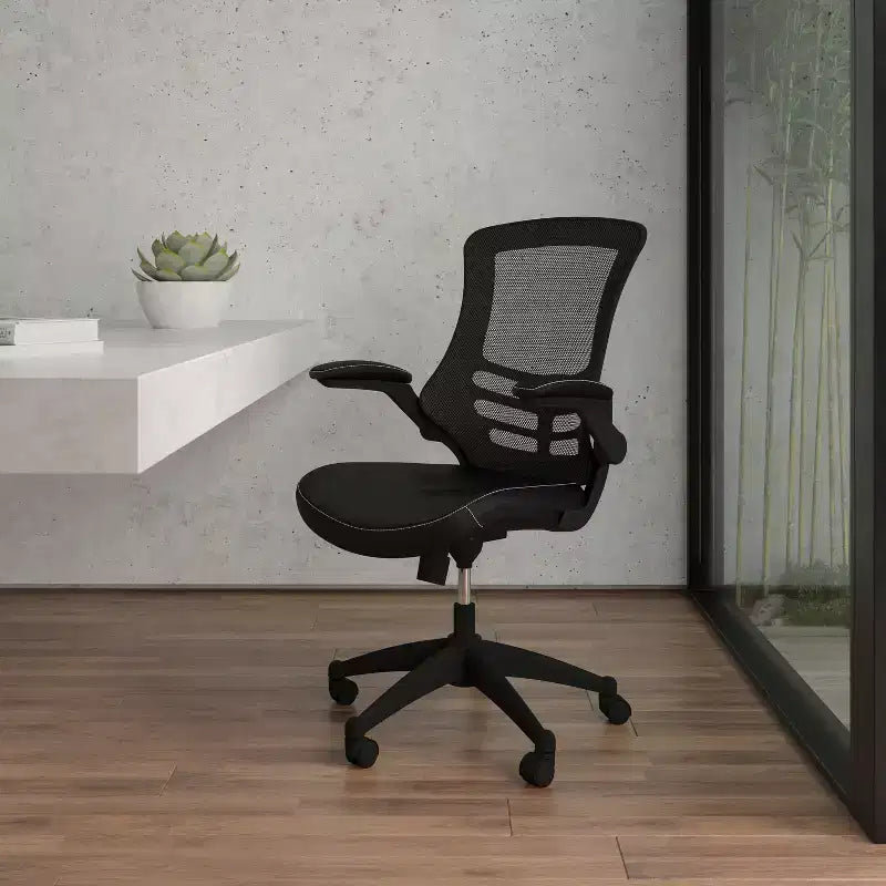 Chaise de bureau ergonomique pivotante en maille Emma et Oliver avec accoudoirs relevables