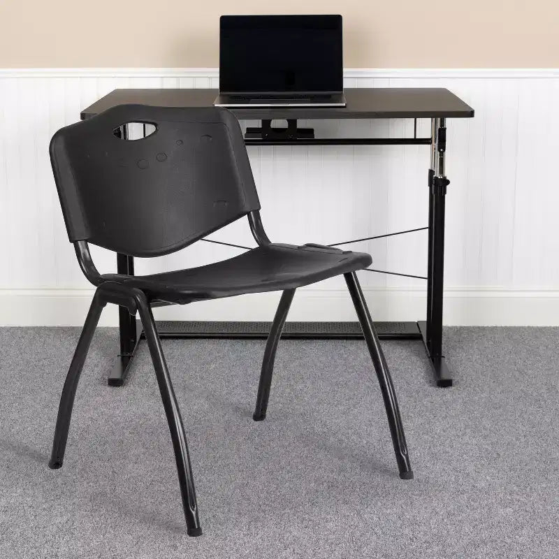 Chaise de bureau Emma and Oliver en plastique noir empilable, capacité 400 kg