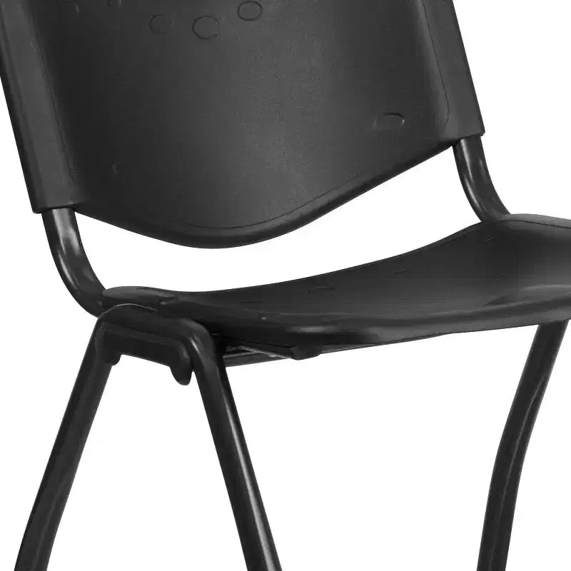 Chaise de bureau Emma and Oliver en plastique noir empilable, capacité 400 kg