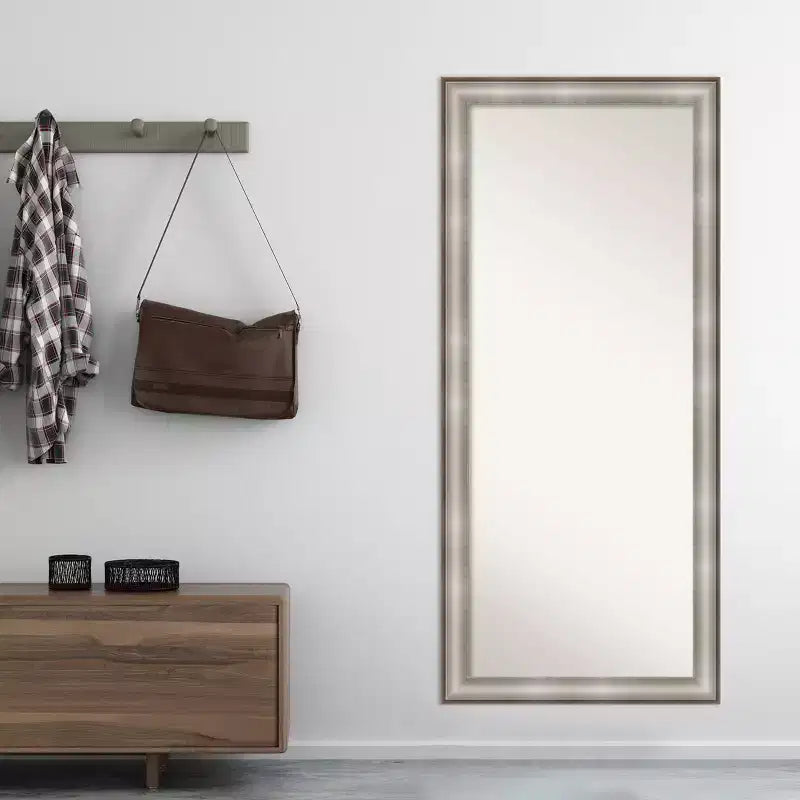 Miroir mural sur pied 29 x 65 po de pleine longueur, encadré, par Amanti Art