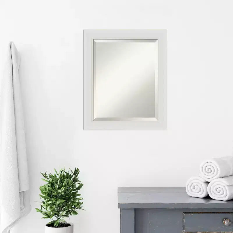 Miroir mural de salle de bain encadré Flair blanc doux - Amanti Art