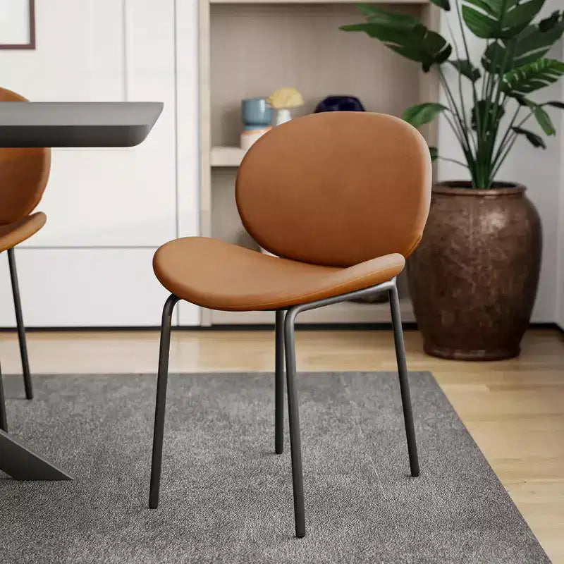 LeisureMod Servos - Lot de 2 chaises de salle à manger modernes - Assise rembourrée en cuir PU avec dossier incurvé et pieds en métal - Confortables pour cuisine, salle à manger, café