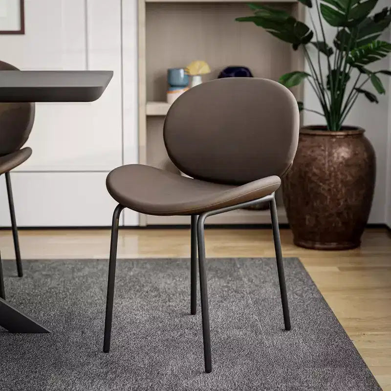 LeisureMod Servos - Lot de 2 chaises de salle à manger modernes - Assise rembourrée en cuir PU avec dossier incurvé et pieds en métal - Confortables pour cuisine, salle à manger, café