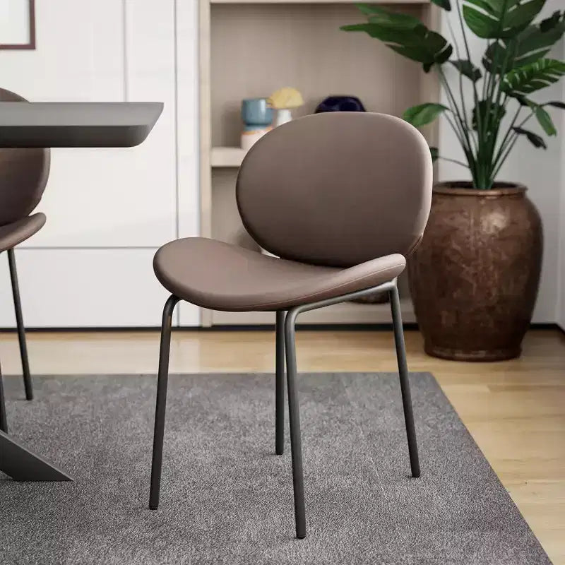 LeisureMod Servos - Lot de 2 chaises de salle à manger modernes - Assise rembourrée en cuir PU avec dossier incurvé et pieds en métal - Confortables pour cuisine, salle à manger, café