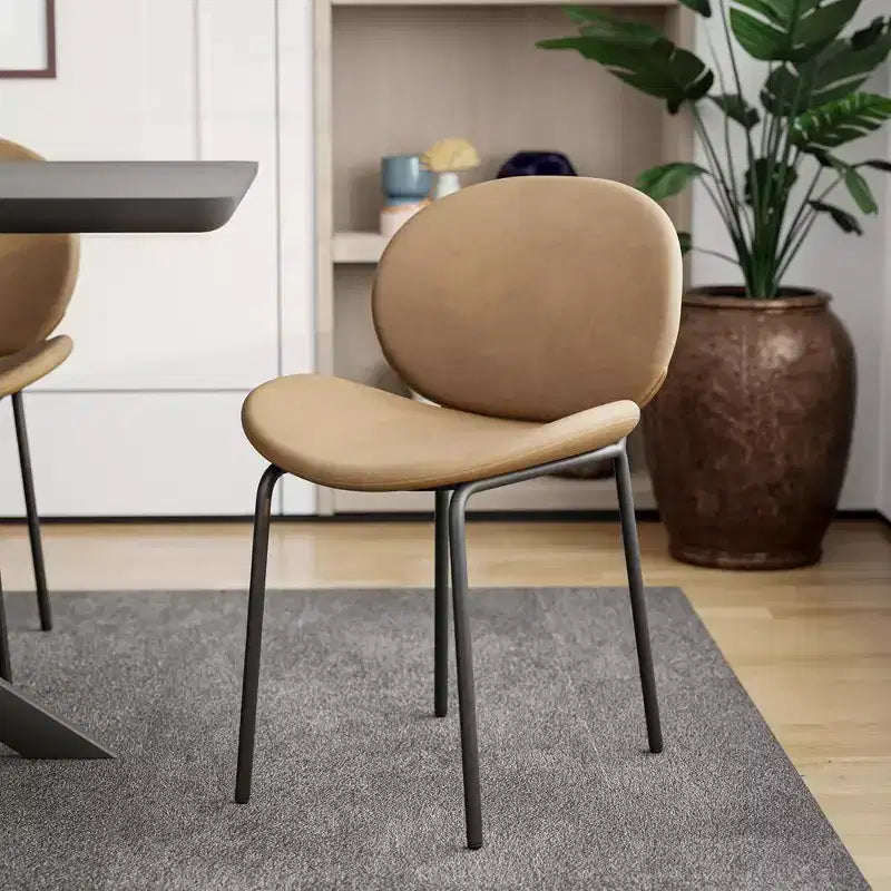 LeisureMod Servos - Lot de 2 chaises de salle à manger modernes - Assise rembourrée en cuir PU avec dossier incurvé et pieds en métal - Confortables pour cuisine, salle à manger, café