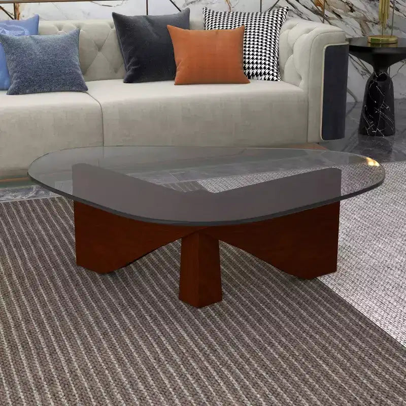 Table basse LeisureMod Imperial Collection en verre triangulaire avec piètement en frêne brillant pour la maison, le salon, le bureau