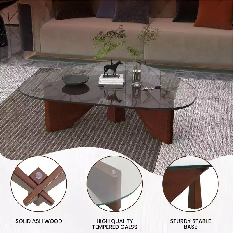 Table basse LeisureMod Imperial Collection en verre triangulaire avec piètement en frêne brillant pour la maison, le salon, le bureau