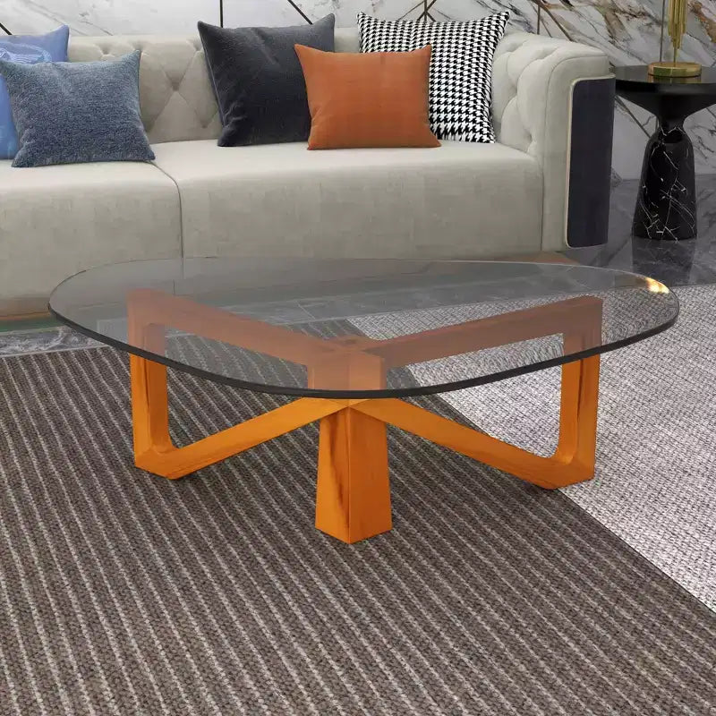 Table basse LeisureMod Imperial Collection en verre triangulaire avec piètement en frêne brillant pour la maison, le salon, le bureau