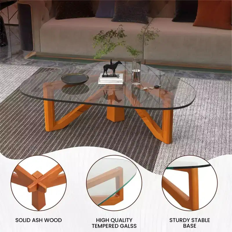 Table basse LeisureMod Imperial Collection en verre triangulaire avec piètement en frêne brillant pour la maison, le salon, le bureau