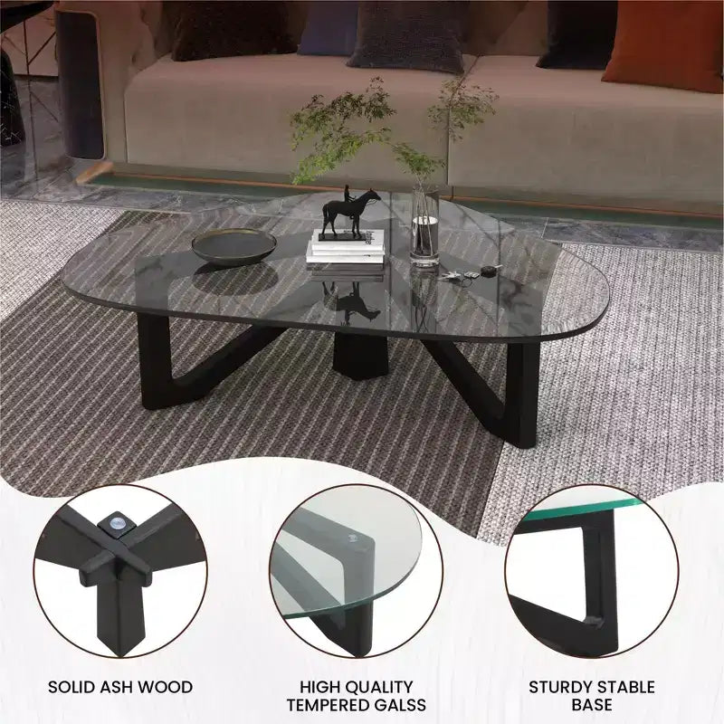Table basse LeisureMod Imperial Collection en verre triangulaire avec piètement en frêne brillant pour la maison, le salon, le bureau