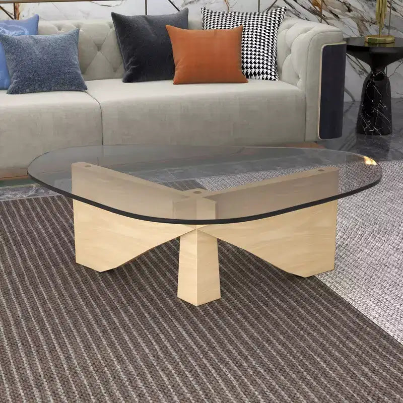 Table basse LeisureMod Imperial Collection en verre triangulaire avec piètement en frêne brillant pour la maison, le salon, le bureau