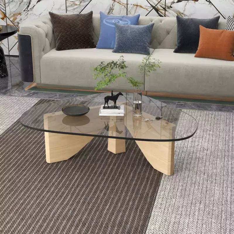 Table basse LeisureMod Imperial Collection en verre triangulaire avec piètement en frêne brillant pour la maison, le salon, le bureau