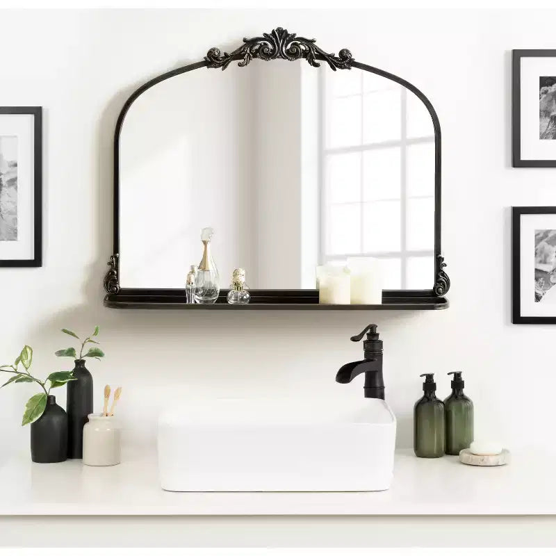 Miroir mural cintrée traditionnel Arendahl avec tablette, 33x26, par Kate & Laurel All Things Decor